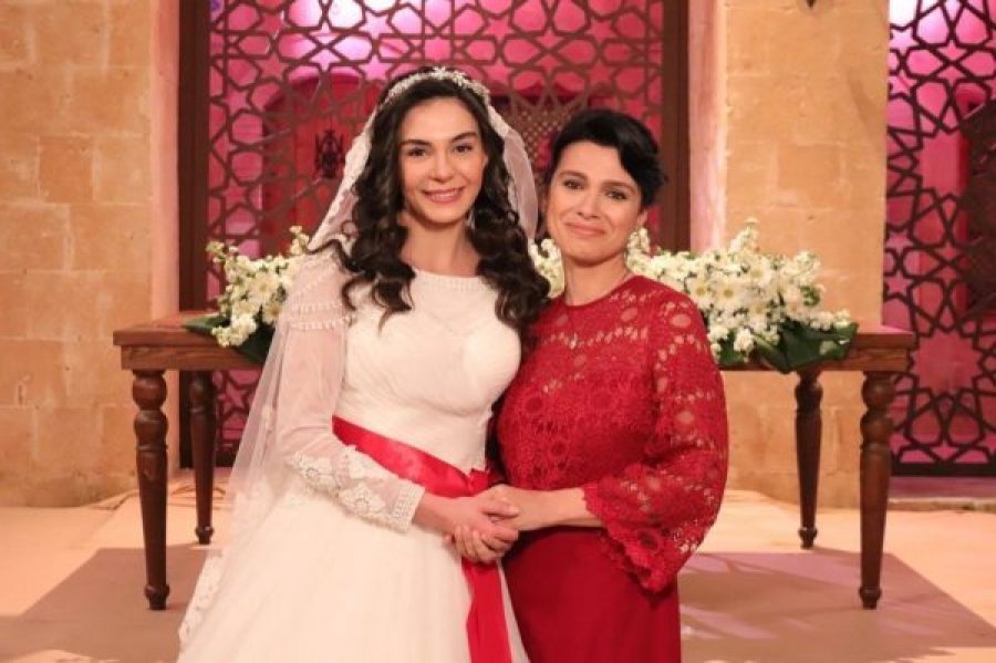 3 muaj pas lindjes, aktorja turke e serialit ‘Hercai’ prezanton të bijën