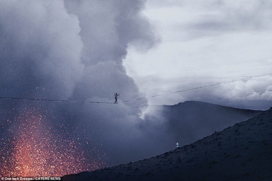Thyejnë rekordin Guinnes, ecën mbi kraterin e vullkanit aktiv