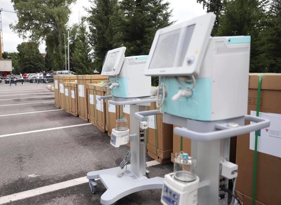 FOTO/ PNUD, qeveritë e Zvicrës dhe Norvegjisë sjellin 30 respiratorë për Infektivin