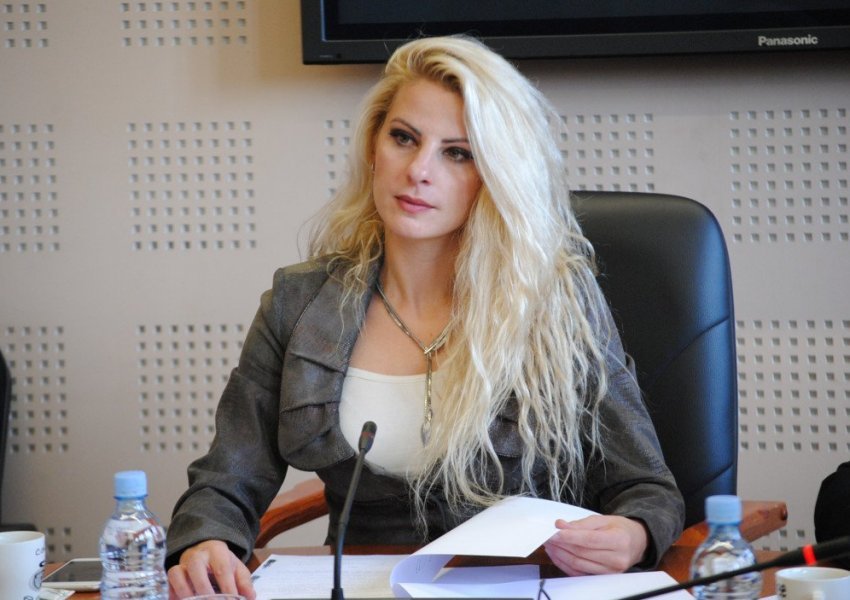 Deputetja Balje ka një porosi për ambasadorin Gashi: Mos e përzije fenë me politikën