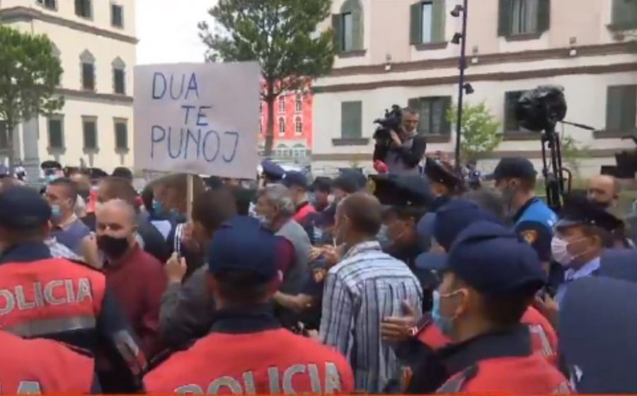 Tensione dhe përplasje, policia shpërndan me dhunë protestën te zyra e Ballukut