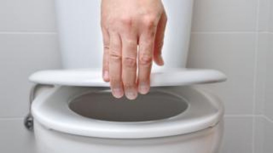 Zbrazja e tualetit mund të ngrejë viruse në ajër deri në 90 centimetra