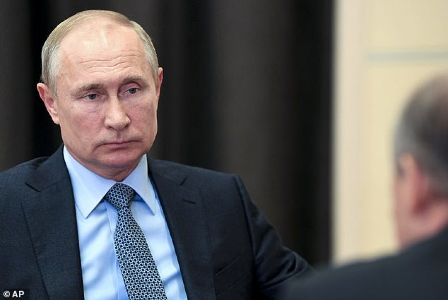 VIDEO/ 'Tuneli i dezinfektimit', ja si mbrohet Putin nga COVID-19