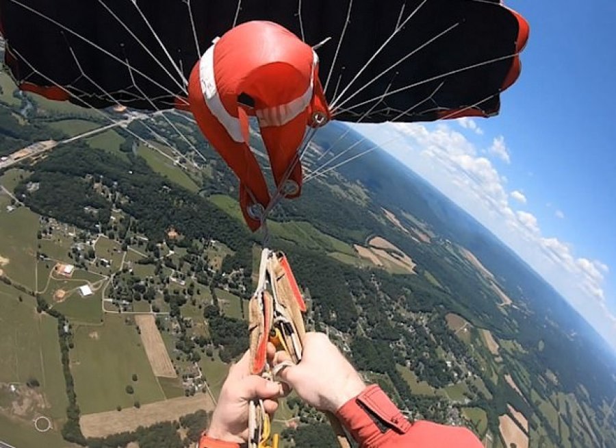 VIDEO/ Momenti tmerrues, instruktorit nuk i hapet parashuta në ajër