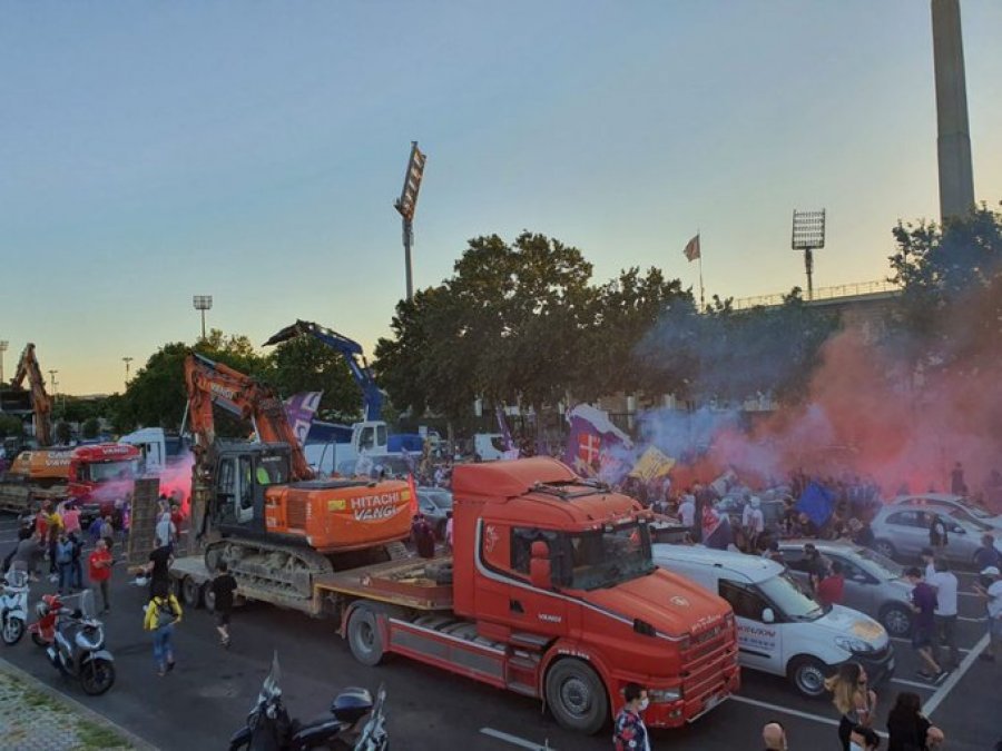 VIDEO+FOTO/ Tifozët e Fiorentinës protestojnë fuqishëm, ndalojnë prishjen e stadiumit