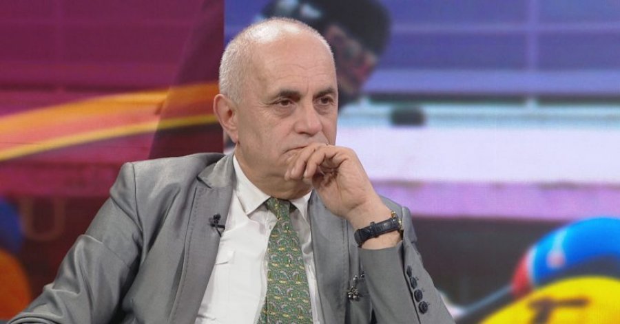 Artan Fuga analizon sërish testin e maturës/ 'A e di ministria se Shqipëria nuk rrethohet nga oqeane'