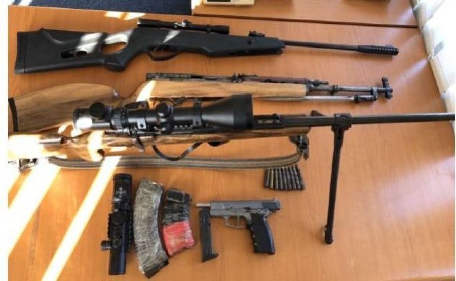Edhe një snajper, policia kap arsenal armësh në Tiranë