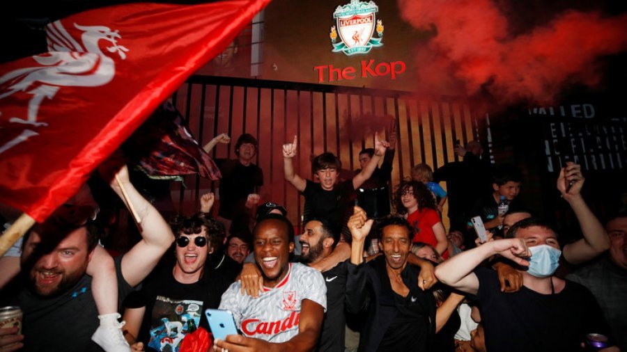 FOTO - VIDEO/ Tifozët e Liverpool në delir pas fitimit të titullit kampion