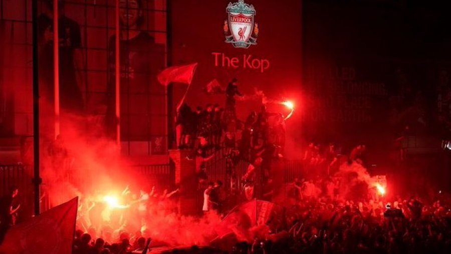 Festë dhe përplasje me policinë, tifozët e Liverpool nuk përmbahen!