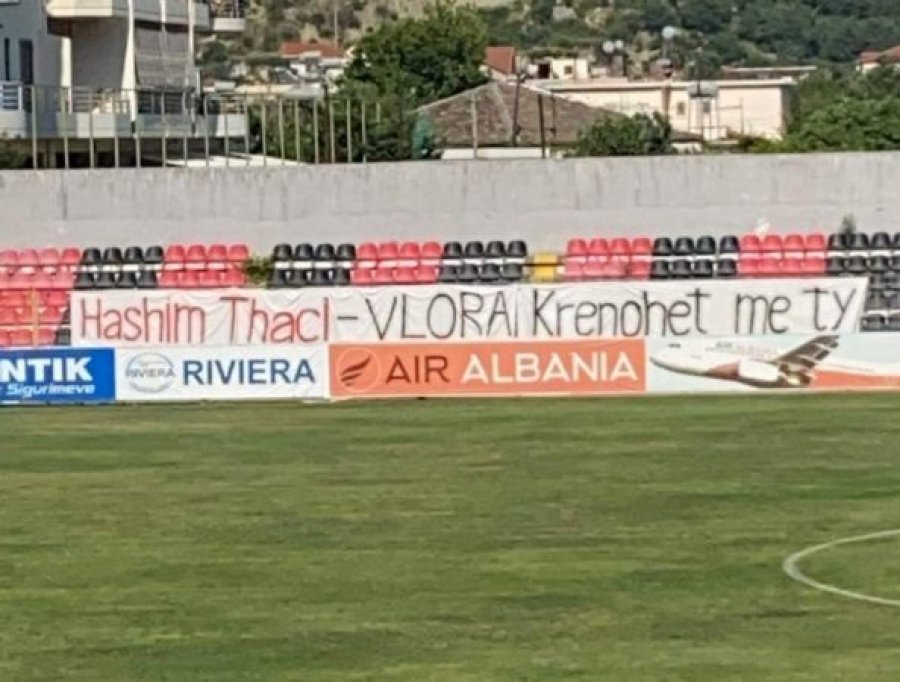 Banderola për Hashim Thaçin, ndërpritet ndeshja në stadiumin e Vlorës