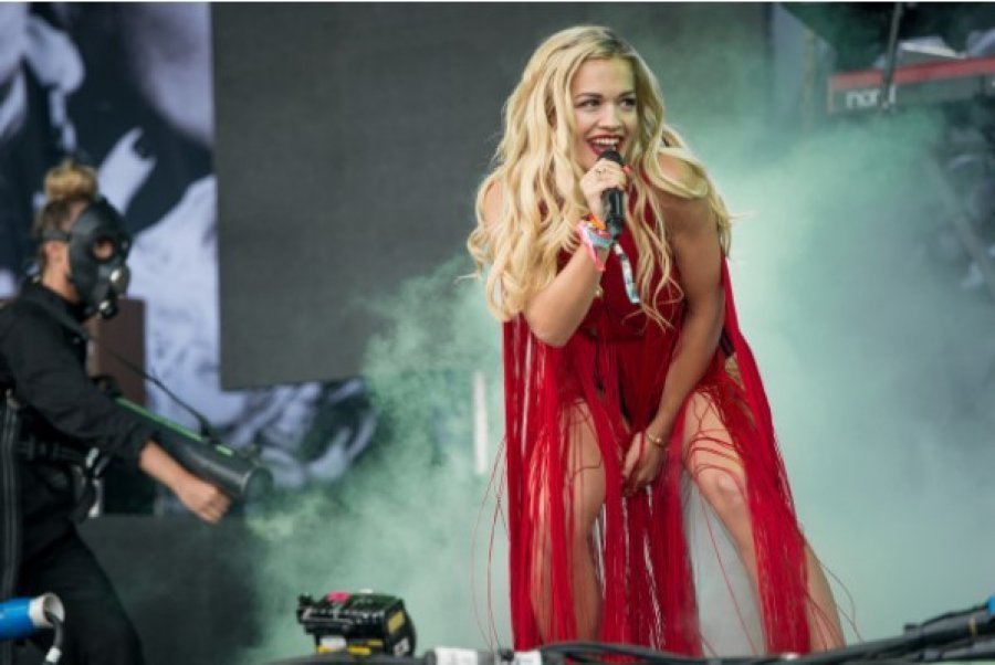 Rita Ora kujton performancën në “Glastonbury Festival”