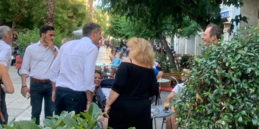 Anarkistët i gjuajnë me kafe dhe ujë, kryebashkiakut të Athinës: dy arrestime