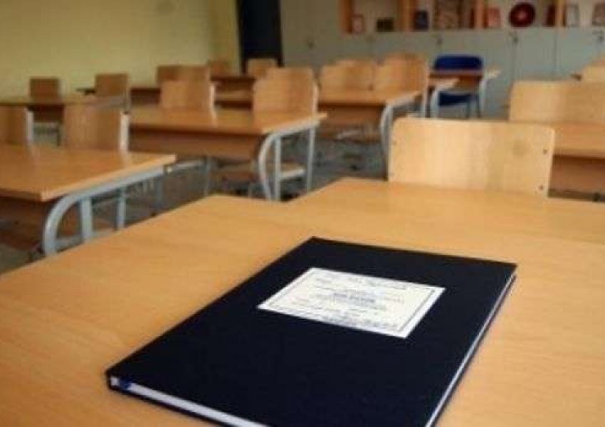 Në shumë shkolla të kryeqytetit ka mësimdhënës të infektuar, por SBASHK-u i dërgon në Durrës 