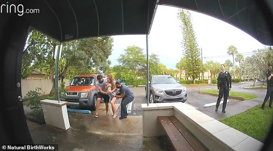 VIDEO/ Gruaja lind në parkingun e spitalit