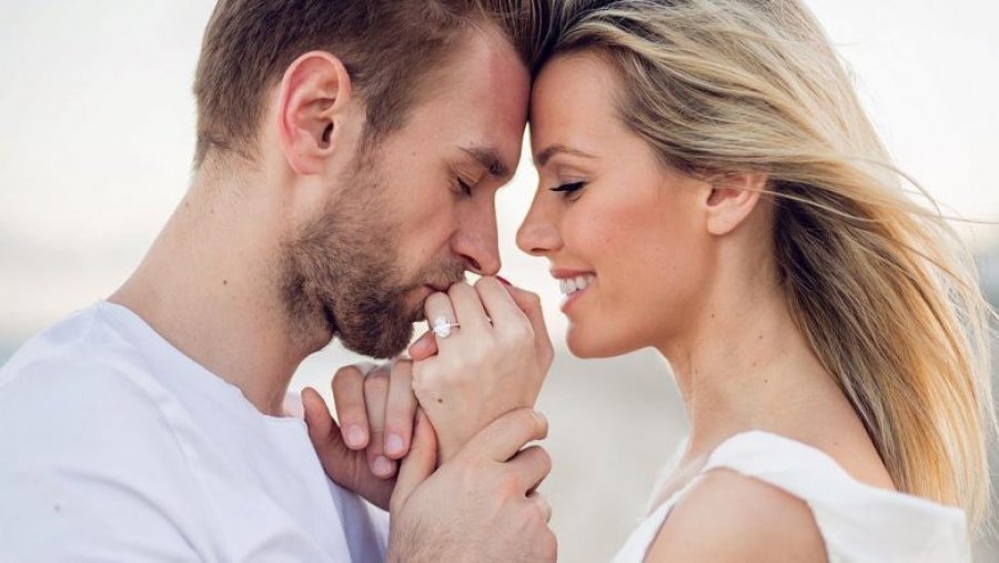 Afërdita befasohet nga bashkëshorti për dyvjetorin e martesës
