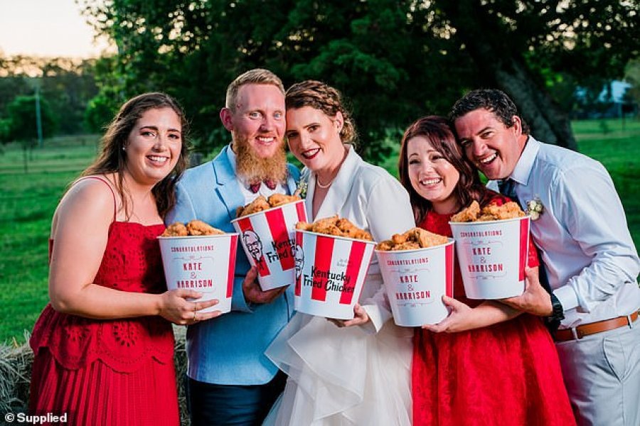 Çifti martohet, dasma e organizaur nga fastfood-i ku patën takimin e parë