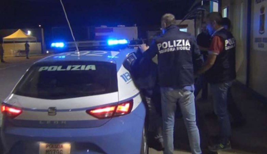 EMRI-FOTO/ Grabiste e zhvashte italianët, arrestohet 20-vjeçari shqiptar