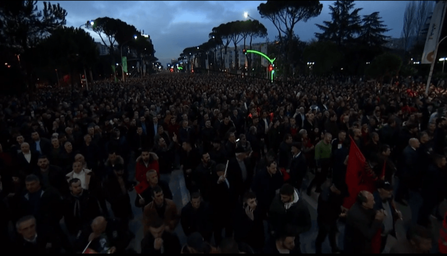 Pres nga Presidenti të shpërndajë Parlamentin/  Ja çfarë duan qytetarët nga manifestimi i Metës