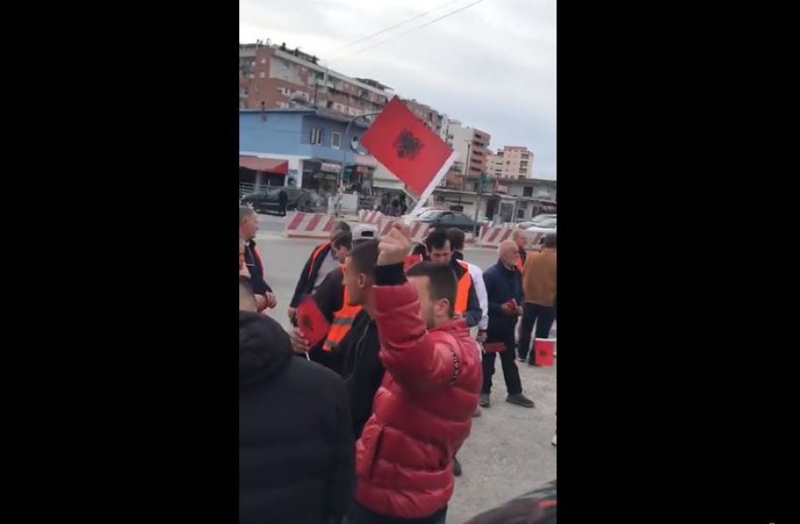 VIDEO/ Banorët e Unazës i përgjigjen Presidentit, me flamuj në duar nisen drejt kryeministrisë