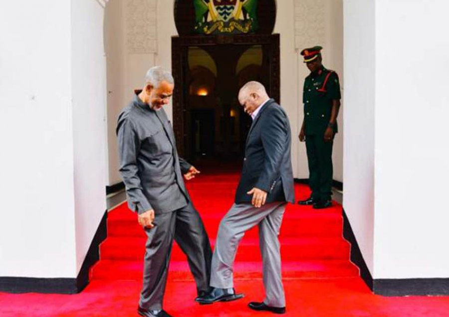 FOTO që po xhiron e botës/ Dy politikanët përshëndeten me këmbë për shkak të koronavirusit
