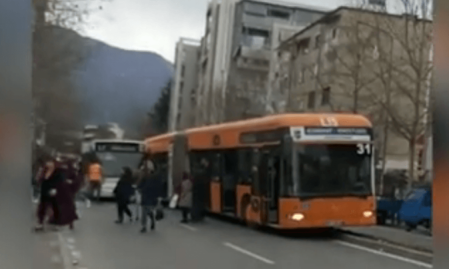 VIDEO/ Përplasen autobusët në Tiranë, nuk punonin frenat...