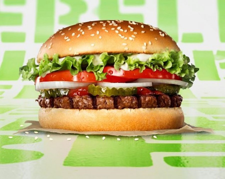 Klientja helmohet pasi porositi hamburgerin vegjetarian, fastfood-i i solli një me mish 