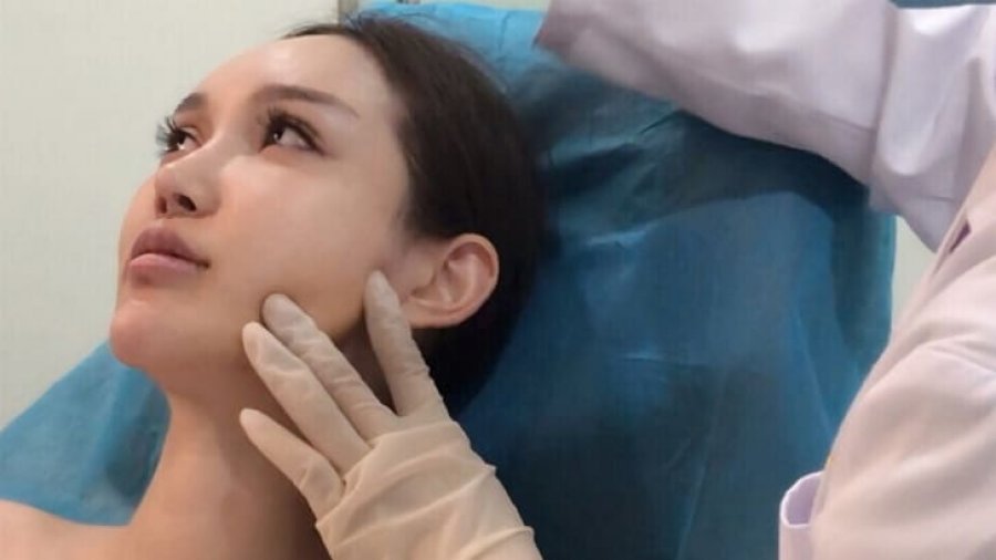 Kirurgjia plastike në Kinë, bli një fytyrë të re duke përdorur këtë aplikacion