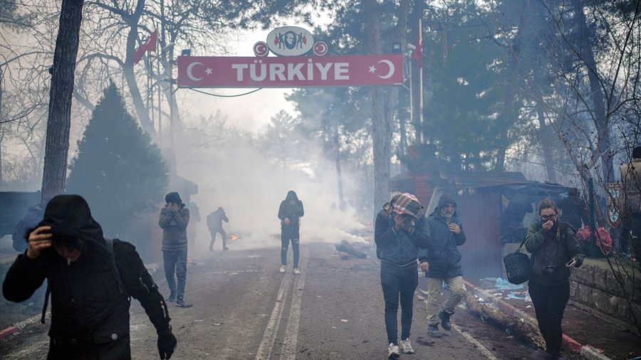 Kriza e emigrantëve/ BE derdh miliona euro në Greqi, për të vepruar si 'mburojë' kufitare