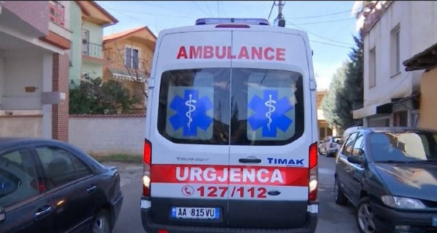 Përplaset nga makina 34-vjeçarja në Tiranë, dërgohet me urgjencë te Trauma