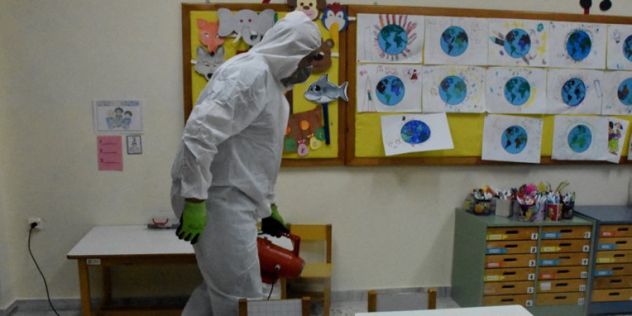 Konfirmohen 89 raste me koronavirus, Greqia mbyll shkollat e universitetet për 14 ditë