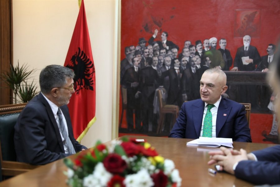 President Meta meets WHO office director, talks about measures against coronavirus