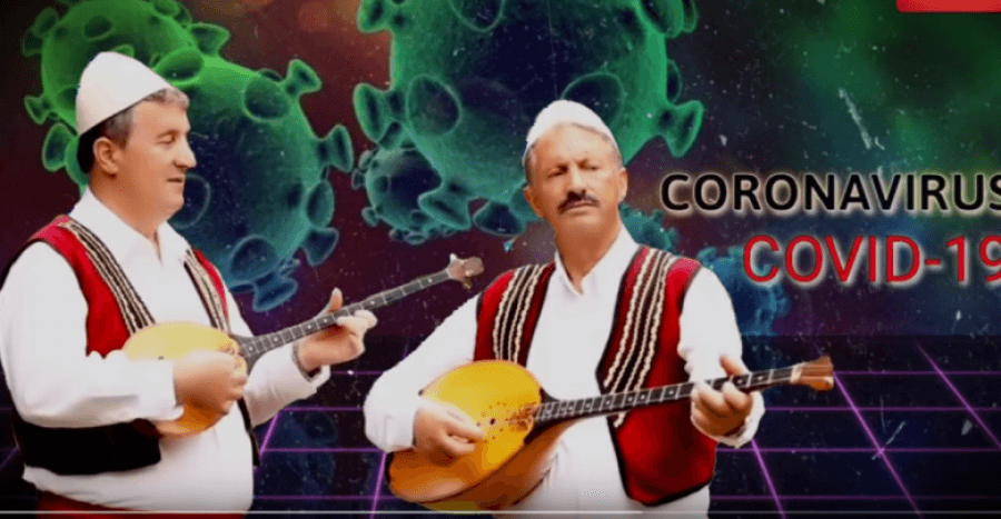 VIDEO/ Shqiptarët i bëjnë këngë koronavirusit, ja vargjet epike të...