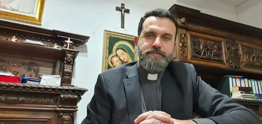 Dom Gjergji: Qeveritari sapunin, mjeku këshillën...