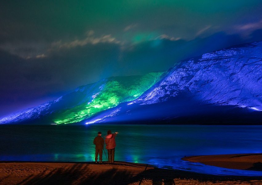 Dita e Shën Patrikut/Artisti ndriçon malet irlandeze me 1000 drita blu dhe jeshile