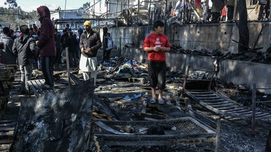 Zjarri përfshin kampin e refugjatëve, të paktën një i mitur raportohet i vdekur  