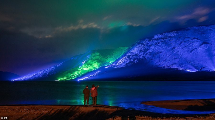 Dita e Shën Patrikut/Artisti ndriçon malet irlandeze me 1000 drita blu dhe jeshile