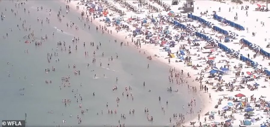 VIDEO/ Çfarë paniku? Njerëzit mbushin plazhet në SHBA