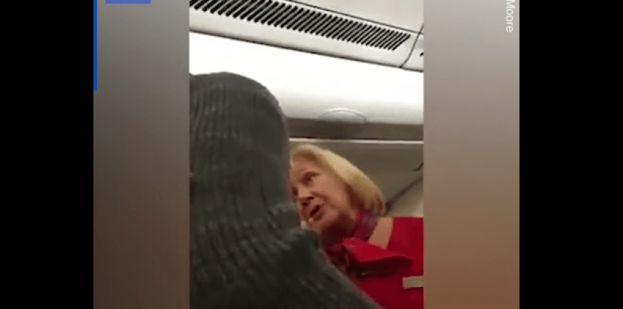 VIDEO/ Sherr në avion, pasagjeri i çmendur sulmon stjuardët