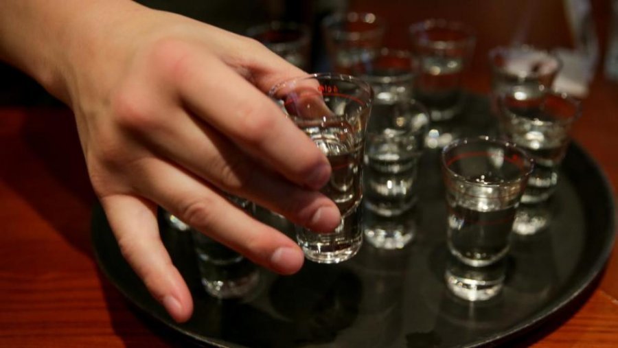 A ndihmon alkooli kundër koronavirusit? Mjekja rrëzon mitin