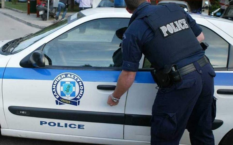 Greqi, 14 policë në karantinë, i pështyu burri që ulërinte se ishte me koronavirus
