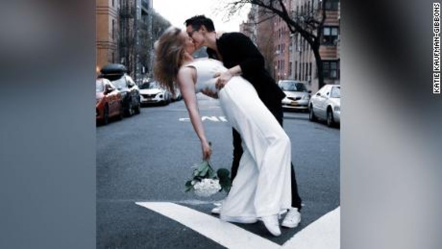 VIDEO/Karantina nuk i ndaloi, çifti nga New York martohet në rrugë