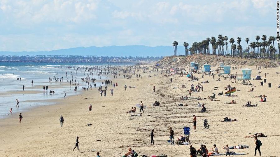 Turmat mbushin plazhet e Kalifornisë, pavarësisht thirrjes së qeverisë për distancim social