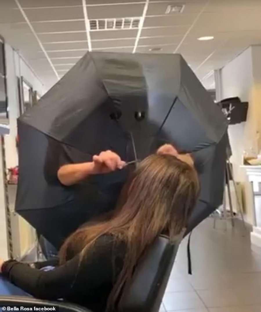 VIDEO/ Parukierja ruhet nga koronavirusi, trajton klientët me një çadër si maskë