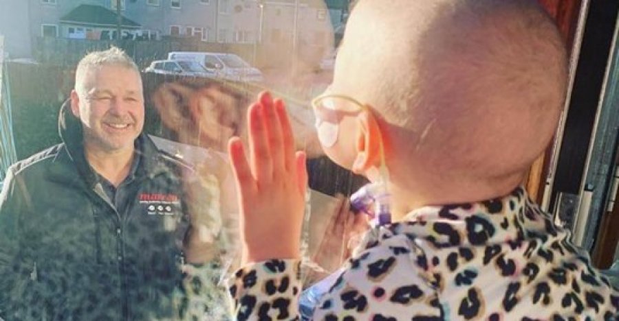 FOTO prekëse/ Vogëlushja me tumor përshëndet babain nga dritarja