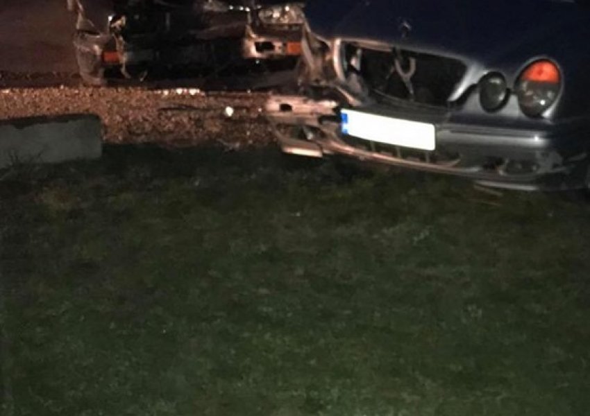 Përplasen dy vetura në Vitomericë të Pejës, tre persona të lënduar