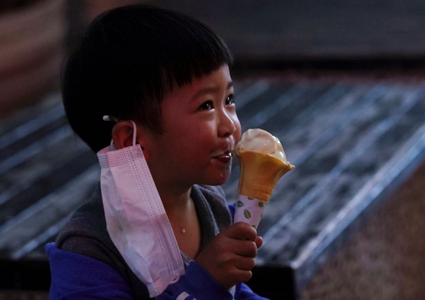 FOTO lajm/ Vogëlushi i gëzohet akullores pas daljes nga karantina