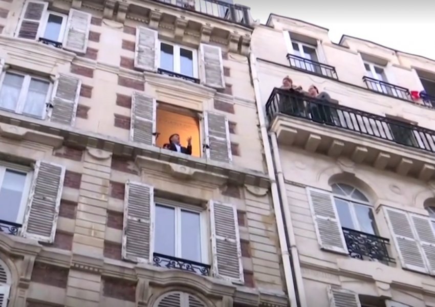 Këngëtari i operas në Paris mban koncert nga dritarja gjatë karantinës
