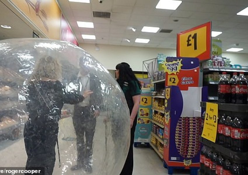 VIDEO/ Gruaja shkon në dyqan brenda një topi plastic, mbrohet nga koronavirusi