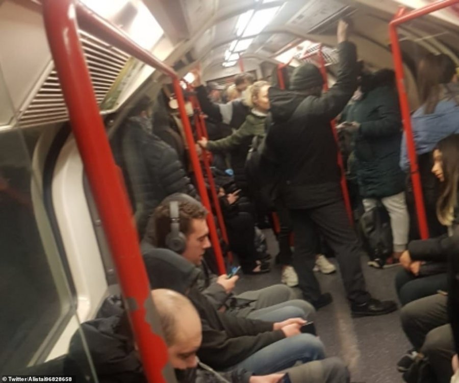 VIDEO/Gjendje e tmerrshme në trenat e mbushur plotë në Britani