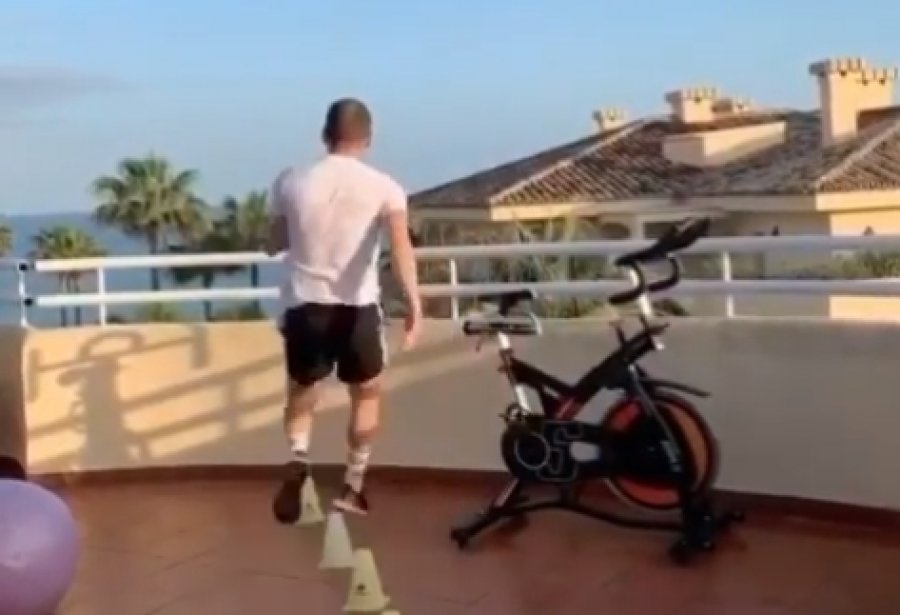 VIDEO/ Nuk e ndal koronavirusi, futbollisti i Kombëtares shqiptare stërvitet në shtëpi